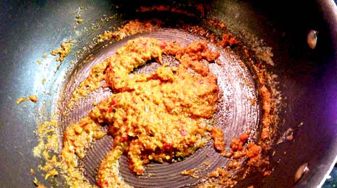 Red Duck Curry Paste Frying