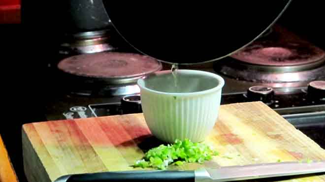Pour smoking peanut oil on ginger and garlic mixture